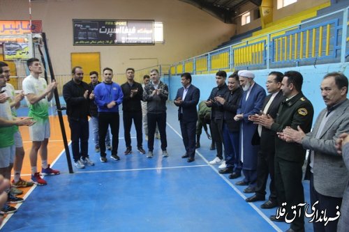 بازدیدفرماندار و هیات همراه از تمرین بازیکنان تیم والیبال ( پاس ) شهرستان 