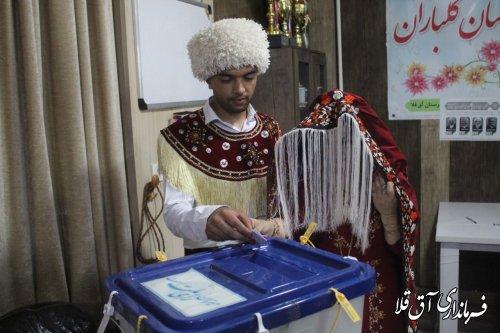 عروس و داماد  ( ترکمن )  در پای صندوق اخذ رأی حضور یافتند .