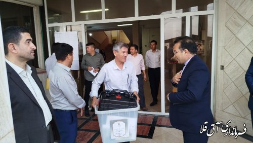 تحویل صندوقهای اخذ رای به نمایندگان شعب 