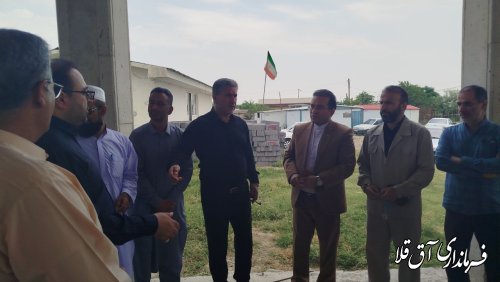 بازدید فرماندار و سنگدوینی نماینده مردم ار مدرسه نیمه تمام روستای سخی آباد 